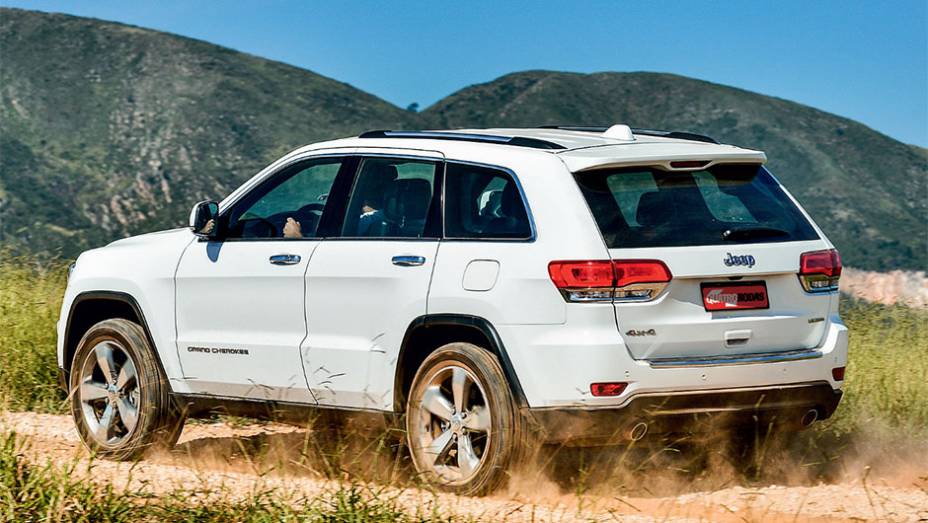 O Grand Cherokee tem cara de Jeep, mas seu design já está envelhecido | <a href="https://quatrorodas.abril.com.br/carros/comparativos/santa-fe-x-discovery-sport-x-grand-cherokee-867285.shtml" target="_blank" rel="migration">Leia mais</a>