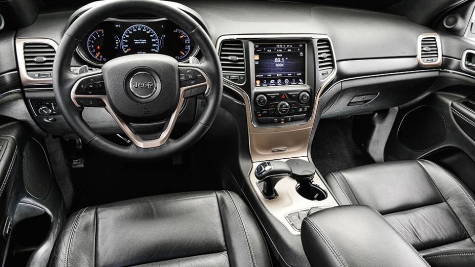 Interior sóbrio tem superfícies macias ao toque. Quadro de instrumentos é digital | <a href="https://quatrorodas.abril.com.br/carros/comparativos/santa-fe-x-discovery-sport-x-grand-cherokee-867285.shtml" target="_blank" rel="migration">Leia mais</a>