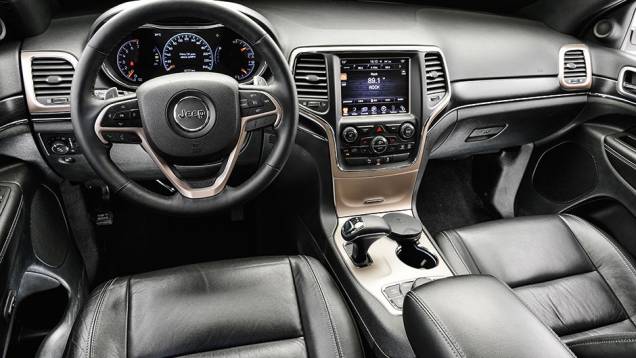 Interior sóbrio tem superfícies macias ao toque. Quadro de instrumentos é digital | <a href="https://quatrorodas.abril.com.br/carros/comparativos/santa-fe-x-discovery-sport-x-grand-cherokee-867285.shtml" target="_blank" rel="migration">Leia mais</a> Interior sóbrio tem superfícies macias ao toque. Quadro de instrumentos é digital | <a href="https://quatrorodas.abril.com.br/carros/comparativos/santa-fe-x-discovery-sport-x-grand-cherokee-867285.shtml" target="_blank" rel="migration">Leia mais</a>