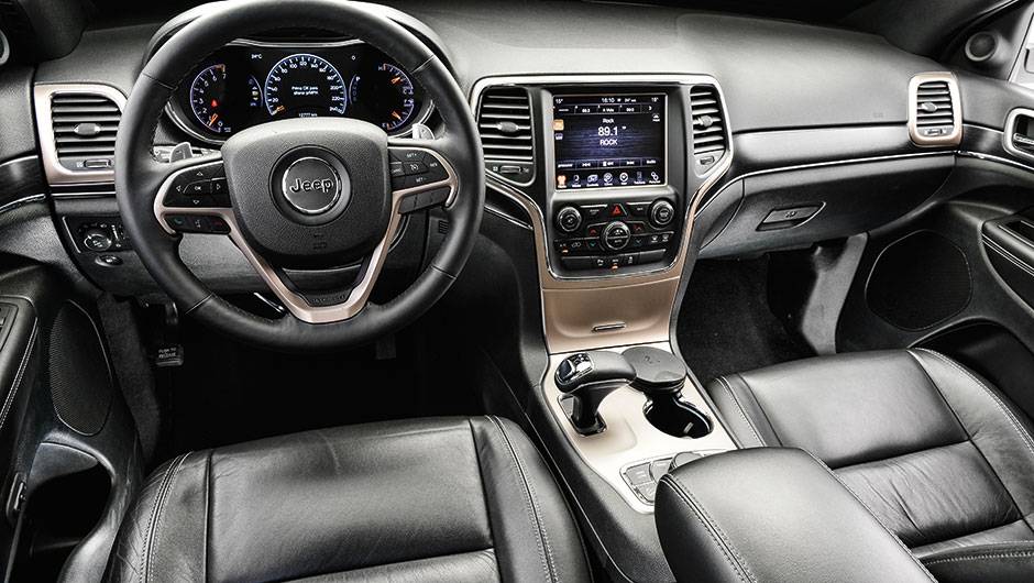 Interior s&oacute;brio tem superf&iacute;cies macias ao toque. Quadro de instrumentos &eacute; digital | <a href="https://quatrorodas.abril.com.br/carros/comparativos/santa-fe-x-discovery-sport-x-grand-cherokee-867285.shtml" target="_blank" rel="migration">Leia mais</a>