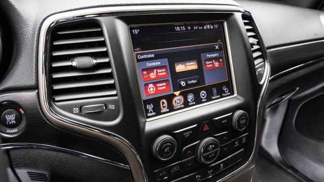 Tela sensível ao toque tem 8,4 polegadas | <a href="https://quatrorodas.abril.com.br/carros/comparativos/santa-fe-x-discovery-sport-x-grand-cherokee-867285.shtml" target="_blank" rel="migration">Leia mais</a> Tela sensível ao toque tem 8,4 polegadas | <a href="https://quatrorodas.abril.com.br/carros/comparativos/santa-fe-x-discovery-sport-x-grand-cherokee-867285.shtml" target="_blank" rel="migration">Leia mais</a>