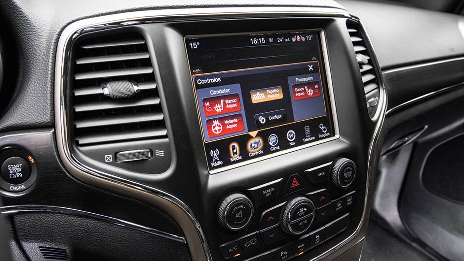 Tela sens&iacute;vel ao toque tem 8,4 polegadas | <a href="https://quatrorodas.abril.com.br/carros/comparativos/santa-fe-x-discovery-sport-x-grand-cherokee-867285.shtml" target="_blank" rel="migration">Leia mais</a>
