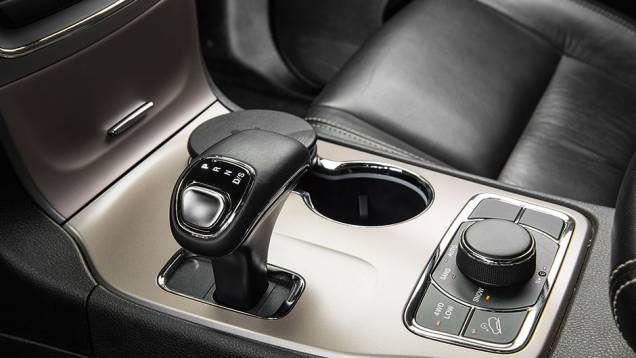 Seletor comanda o sistema de tração | <a href="https://quatrorodas.abril.com.br/carros/comparativos/santa-fe-x-discovery-sport-x-grand-cherokee-867285.shtml" target="_blank" rel="migration">Leia mais</a> Seletor comanda o sistema de tração | <a href="https://quatrorodas.abril.com.br/carros/comparativos/santa-fe-x-discovery-sport-x-grand-cherokee-867285.shtml" target="_blank" rel="migration">Leia mais</a>