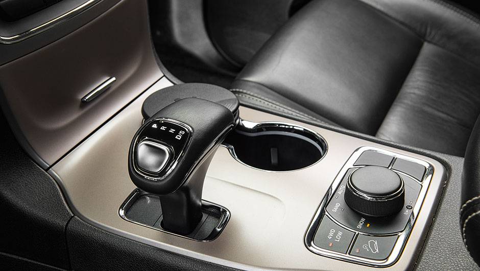Seletor comanda o sistema de tra&ccedil;&atilde;o | <a href="https://quatrorodas.abril.com.br/carros/comparativos/santa-fe-x-discovery-sport-x-grand-cherokee-867285.shtml" target="_blank" rel="migration">Leia mais</a>