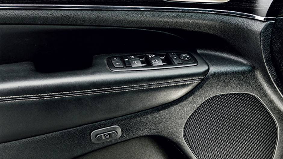 Banco do motorista tem mem&oacute;ria | <a href="https://quatrorodas.abril.com.br/carros/comparativos/santa-fe-x-discovery-sport-x-grand-cherokee-867285.shtml" target="_blank" rel="migration">Leia mais</a>