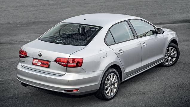 Reestilizado, o Jetta ganhou lanternas com desenho retocado | <a href="https://quatrorodas.abril.com.br/carros/comparativos/vw-jetta-x-toyota-corolla-x-chevrolet-cruze-867340.shtml" target="_blank" rel="migration">Leia mais</a>