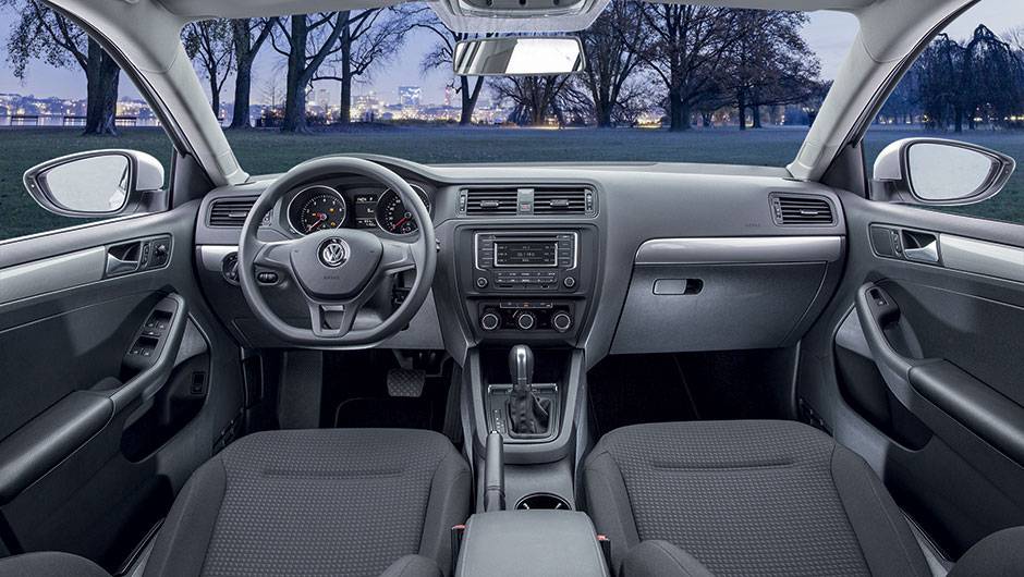 Cabine &eacute; s&oacute;bria, com pl&aacute;sticos de boa qualidade | <a href="https://quatrorodas.abril.com.br/carros/comparativos/vw-jetta-x-toyota-corolla-x-chevrolet-cruze-867340.shtml" target="_blank" rel="migration">Leia mais</a>