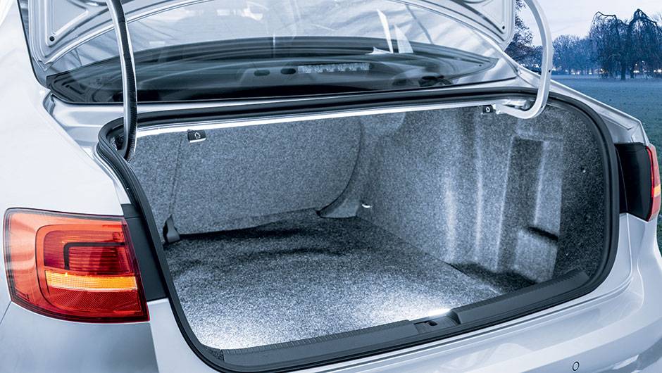 Porta-malas de 510 litros &eacute; o maior do confronto:Corolla leva 470 e o Cruze, 450 litros | <a href="https://quatrorodas.abril.com.br/carros/comparativos/vw-jetta-x-toyota-corolla-x-chevrolet-cruze-867340.shtml" target="_blank" rel="migration">Leia mais</a>