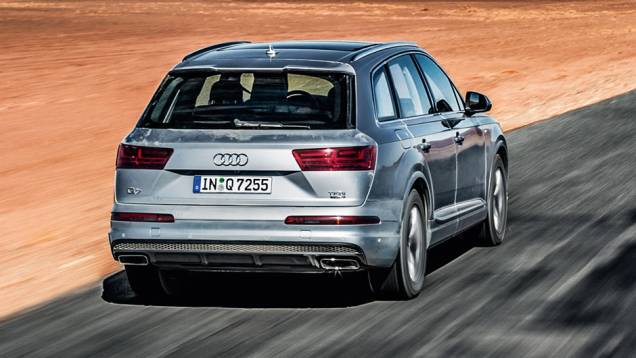 O SUV ficou menor por fora, mas maior por dentro | <a href="https://quatrorodas.abril.com.br//carros/impressoes/audi-q7-866880.shtml" target="_blank" rel="migration">Leia mais</a> O SUV ficou menor por fora, mas maior por dentro | <a href="https://quatrorodas.abril.com.br//carros/impressoes/audi-q7-866880.shtml" target="_blank" rel="migration">Leia mais</a>