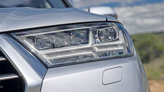 O farol é formado por quatro refletores, sendo o externo direcional. | <a href="https://quatrorodas.abril.com.br//carros/impressoes/audi-q7-866880.shtml" target="_blank" rel="migration">Leia mais</a>