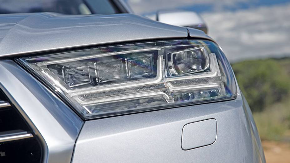 O farol &eacute; formado por quatro refletores, sendo o externo direcional. | <a href="https://quatrorodas.abril.com.br//carros/impressoes/audi-q7-866880.shtml" target="_blank" rel="migration">Leia mais</a>
