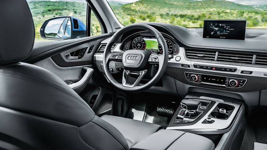 Cabine está mais hi-tech | <a href="https://quatrorodas.abril.com.br//carros/impressoes/audi-q7-866880.shtml" target="_blank" rel="migration">Leia mais</a>