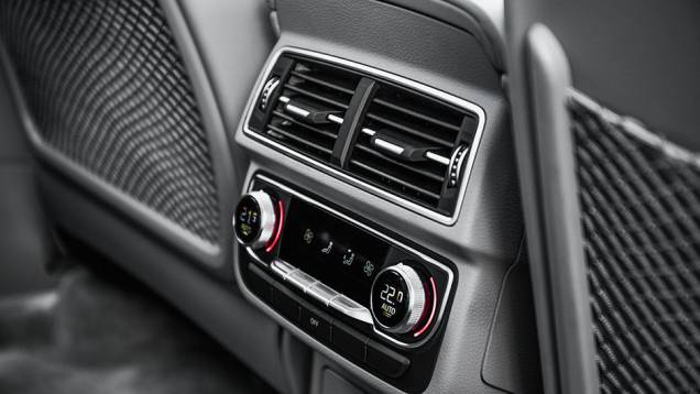 Há ajuste duplo do ar atrás | <a href="https://quatrorodas.abril.com.br//carros/impressoes/audi-q7-866880.shtml" target="_blank" rel="migration">Leia mais</a> Há ajuste duplo do ar atrás | <a href="https://quatrorodas.abril.com.br//carros/impressoes/audi-q7-866880.shtml" target="_blank" rel="migration">Leia mais</a>
