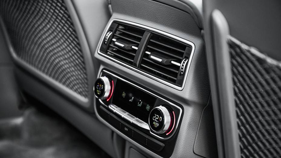 H&aacute; ajuste duplo do ar atr&aacute;s | <a href="https://quatrorodas.abril.com.br//carros/impressoes/audi-q7-866880.shtml" target="_blank" rel="migration">Leia mais</a>