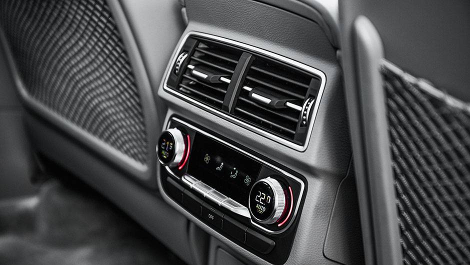 H&aacute; ajuste duplo do ar atr&aacute;s | <a href="https://quatrorodas.abril.com.br//carros/impressoes/audi-q7-866880.shtml" target="_blank" rel="migration">Leia mais</a>