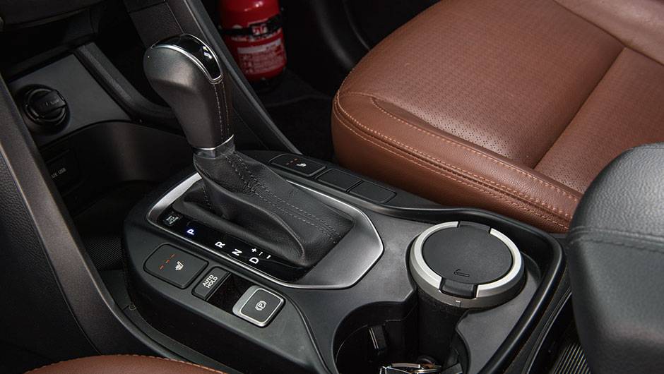 De s&eacute;rie, bancos aquecidos e freio el&eacute;trico | <a href="https://quatrorodas.abril.com.br/carros/comparativos/santa-fe-x-discovery-sport-x-grand-cherokee-867285.shtml" target="_blank" rel="migration">Leia mais</a>