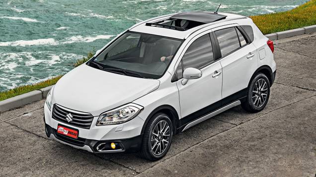 Teto solar elétrico: só na versão topo de linha | <a href="https://quatrorodas.abril.com.br/carros/testes/suzuki-s-cross-867220.shtml" target="_blank" rel="migration">Leia mais</a> Teto solar elétrico: só na versão topo de linha | <a href="https://quatrorodas.abril.com.br/carros/testes/suzuki-s-cross-867220.shtml" target="_blank" rel="migration">Leia mais</a>