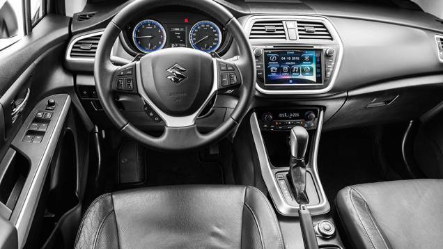 Painel tem design conservador | <a href="https://quatrorodas.abril.com.br/carros/testes/suzuki-s-cross-867220.shtml" target="_blank" rel="migration">Leia mais</a> Painel tem design conservador | <a href="https://quatrorodas.abril.com.br/carros/testes/suzuki-s-cross-867220.shtml" target="_blank" rel="migration">Leia mais</a>