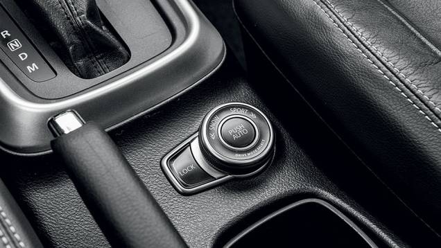 Seletor de tração também é de série | <a href="https://quatrorodas.abril.com.br/carros/testes/suzuki-s-cross-867220.shtml" target="_blank" rel="migration">Leia mais</a> Seletor de tração também é de série | <a href="https://quatrorodas.abril.com.br/carros/testes/suzuki-s-cross-867220.shtml" target="_blank" rel="migration">Leia mais</a>