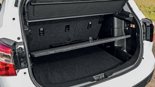 Assoalho móvel e volume de 440 litros | <a href="https://quatrorodas.abril.com.br/carros/testes/suzuki-s-cross-867220.shtml" target="_blank" rel="migration">Leia mais</a> Assoalho móvel e volume de 440 litros | <a href="https://quatrorodas.abril.com.br/carros/testes/suzuki-s-cross-867220.shtml" target="_blank" rel="migration">Leia mais</a>