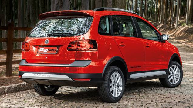 Para a VW, ela é uma "sportvan" | <a href="https://quatrorodas.abril.com.br/carros/testes/vw-space-cross-866302.shtml" target="_blank" rel="migration">Leia mais</a>