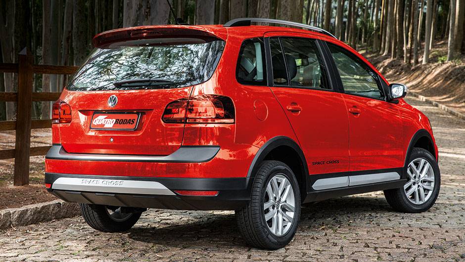 Para a VW, ela &eacute; uma "sportvan" | <a href="https://quatrorodas.abril.com.br/carros/testes/vw-space-cross-866302.shtml" target="_blank" rel="migration">Leia mais</a>