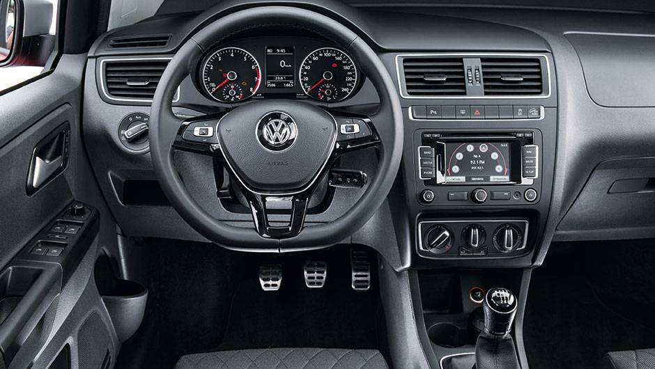 Painel &eacute; id&ecirc;ntico ao da vers&atilde;o Highline. | <a href="https://quatrorodas.abril.com.br/carros/testes/vw-space-cross-866302.shtml" target="_blank" rel="migration">Leia mais</a>