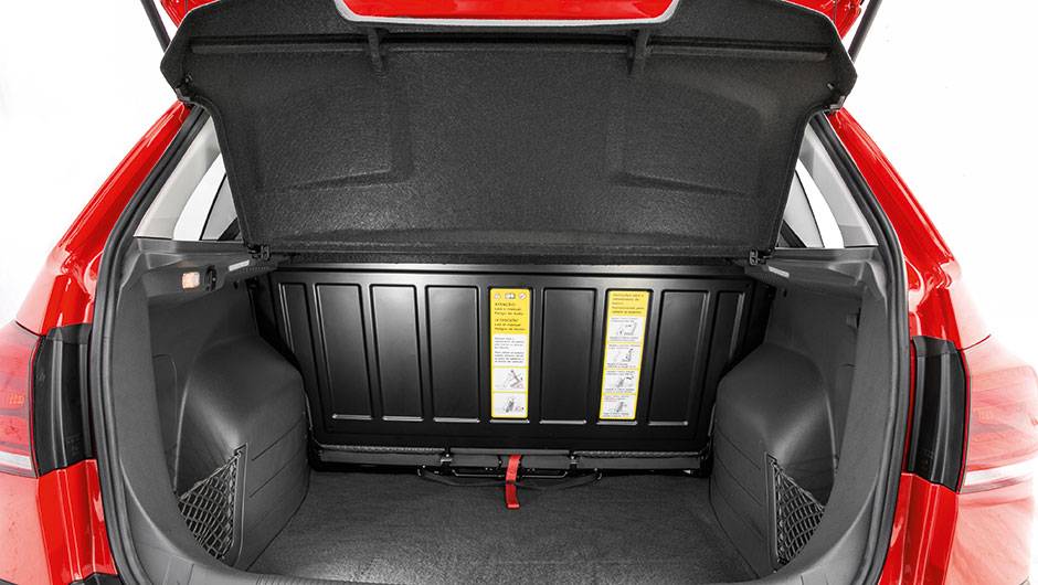 Comos bancosrebatidos,a capacidadede cargaaumenta para527 litros | <a href="https://quatrorodas.abril.com.br/carros/testes/vw-space-cross-866302.shtml" target="_blank" rel="migration">Leia mais</a>