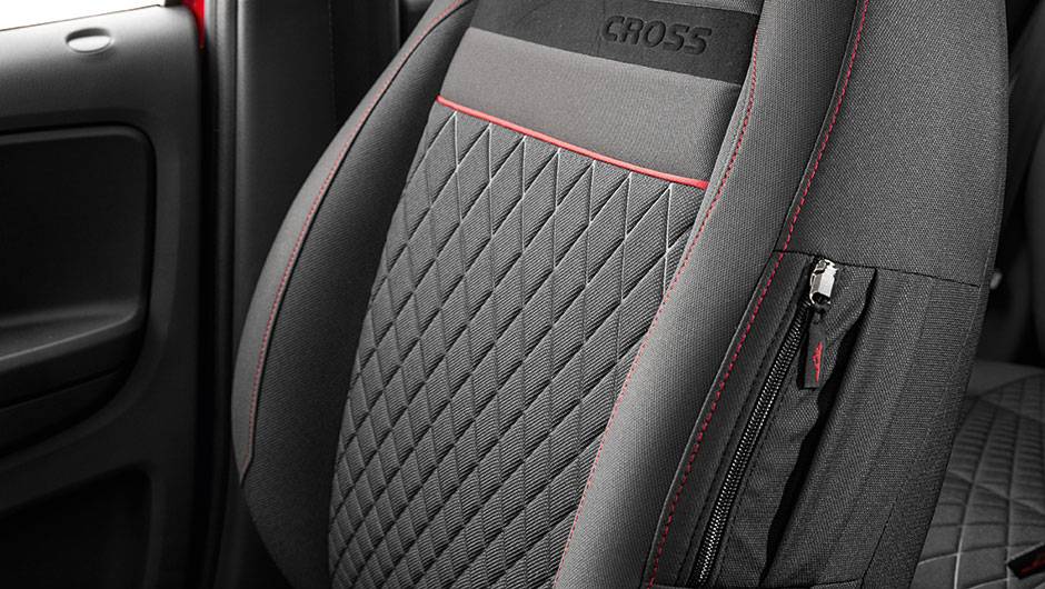 Bancos exclusivos, de s&eacute;rie. | <a href="https://quatrorodas.abril.com.br/carros/testes/vw-space-cross-866302.shtml" target="_blank" rel="migration">Leia mais</a>