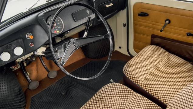 Por dentro, o minimalismo é levado ao extremo: câmbio manual na coluna e um só mostrador | <a href="https://quatrorodas.abril.com.br/carros/classicos-grandescarros/sachsenring-trabant-863420.shtml" target="_blank" rel="migration">Leia mais</a> Por dentro, o minimalismo é levado ao extremo: câmbio manual na coluna e um só mostrador | <a href="https://quatrorodas.abril.com.br/carros/classicos-grandescarros/sachsenring-trabant-863420.shtml" target="_blank" rel="migration">Leia mais</a>