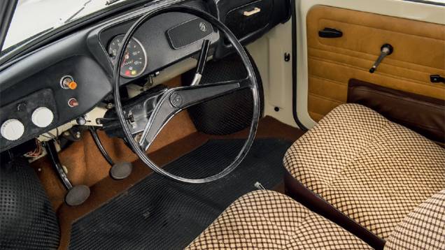 Por dentro, o minimalismo é levado ao extremo: câmbio manual na coluna e um só mostrador | <a href="https://quatrorodas.abril.com.br/carros/classicos-grandescarros/sachsenring-trabant-863420.shtml" target="_blank" rel="migration">Leia mais</a>