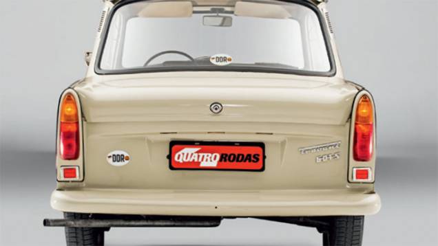 De ponta a ponta, o Trabi tinha apenas 3,36metros - 40 cm menor que um Fusca | <a href="https://quatrorodas.abril.com.br/carros/classicos-grandescarros/sachsenring-trabant-863420.shtml" target="_blank" rel="migration">Leia mais</a> De ponta a ponta, o Trabi tinha apenas 3,36metros - 40 cm menor que um Fusca | <a href="https://quatrorodas.abril.com.br/carros/classicos-grandescarros/sachsenring-trabant-863420.shtml" target="_blank" rel="migration">Leia mais</a>
