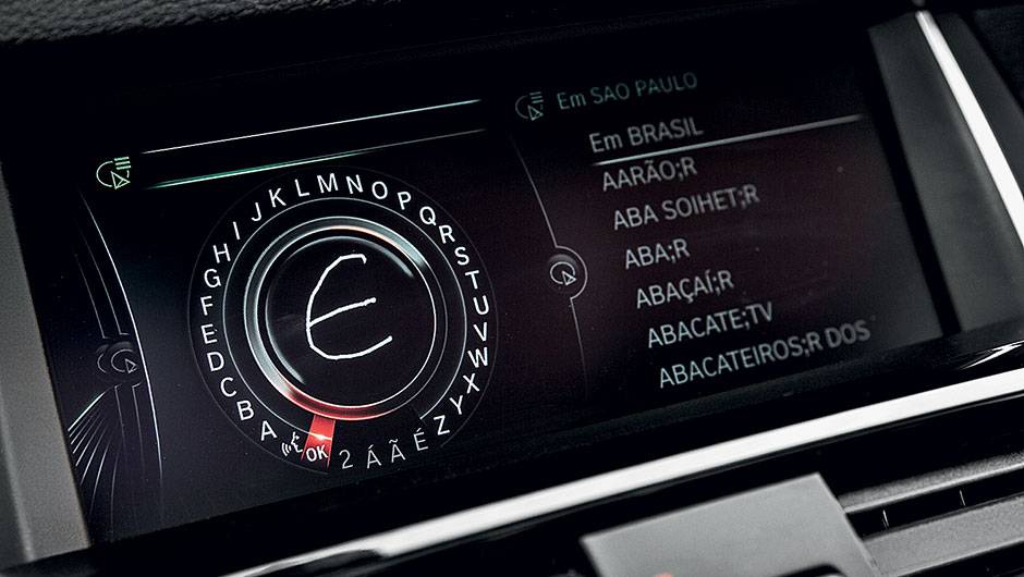 A enorme tela central permite o uso de letras escritas &agrave; m&atilde;o. Basta desenh&aacute;-las na superf&iacute;cie do bot&atilde;o girat&oacute;rio &agrave; direita do c&acirc;mbio | <a href="https://quatrorodas.abril.com.br/carros/testes/bmw-x4-866442.shtml" target="_blank" rel="migration">Leia mais</a>