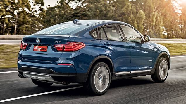 Traseira mais alta, linha de teto descendente | <a href="https://quatrorodas.abril.com.br/carros/testes/bmw-x4-866442.shtml" target="_blank" rel="migration">Leia mais</a>