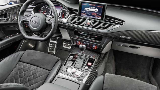 A fibra decarbono empainel e porta dáo tom esportivo | <a href="https://quatrorodas.abril.com.br/carros/testes/audi-rs-7-880560.shtml" target="_blank" rel="migration">Leia mais</a> A fibra decarbono empainel e porta dáo tom esportivo | <a href="https://quatrorodas.abril.com.br/carros/testes/audi-rs-7-880560.shtml" target="_blank" rel="migration">Leia mais</a>