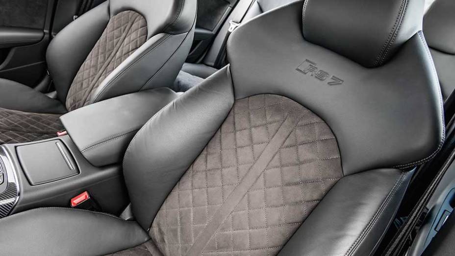 Cabine temacabamentode Alcantara... | <a href="https://quatrorodas.abril.com.br/carros/testes/audi-rs-7-880560.shtml" target="_blank" rel="migration">Leia mais</a>