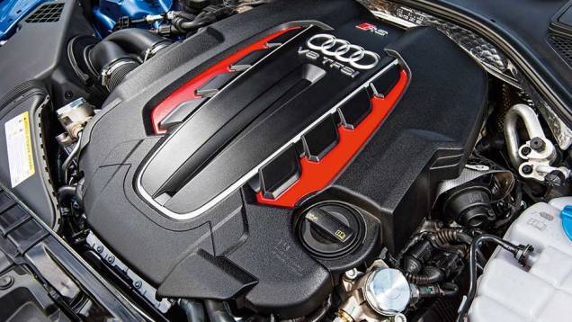 Motor 4.0 V8 biturbo também equipa a perua RS 6 | <a href="https://quatrorodas.abril.com.br/carros/testes/audi-rs-7-880560.shtml" target="_blank" rel="migration">Leia mais</a>