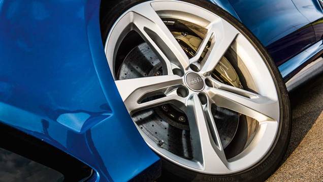 Enormes, as rodas de liga leve têm 21 polegadas | <a href="https://quatrorodas.abril.com.br/carros/testes/audi-rs-7-880560.shtml" target="_blank" rel="migration">Leia mais</a> Enormes, as rodas de liga leve têm 21 polegadas | <a href="https://quatrorodas.abril.com.br/carros/testes/audi-rs-7-880560.shtml" target="_blank" rel="migration">Leia mais</a>