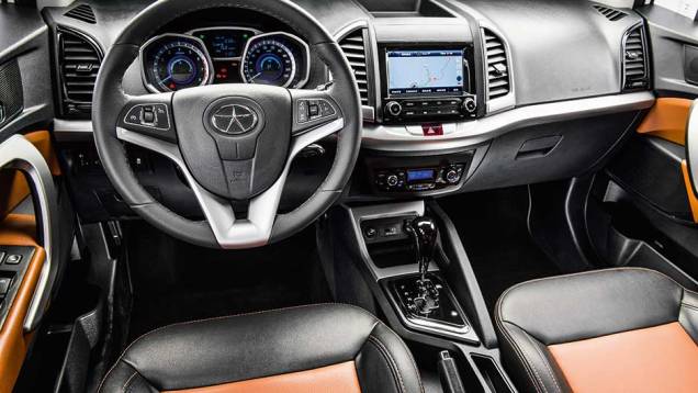 Interior é bemdesenhado,com tela touchintegrada aopainel, que trazduas tomadas12 V e entradasUSB e auxiliar noconsole, pertodo câmbio CVT,opcional | <a href="https://quatrorodas.abril.com.br/carros/impressoes/jac-t5-880440.shtml" target="_blank" rel="migration">Leia</a> Interior é bemdesenhado,com tela touchintegrada aopainel, que trazduas tomadas12 V e entradasUSB e auxiliar noconsole, pertodo câmbio CVT,opcional | <a href="https://quatrorodas.abril.com.br/carros/impressoes/jac-t5-880440.shtml" target="_blank" rel="migration">Leia</a>