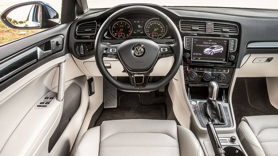 O painel &eacute; id&ecirc;ntico ao do Golf | <a href="https://quatrorodas.abril.com.br/carros/testes/vw-golf-variant-874942.shtml" target="_blank" rel="migration">Leia mais</a>