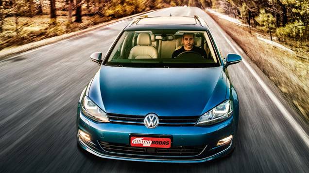 Logotipo da VW rouba a cena na dianteira | <a href="https://quatrorodas.abril.com.br/carros/testes/vw-golf-variant-874942.shtml" target="_blank" rel="migration">Leia mais</a>