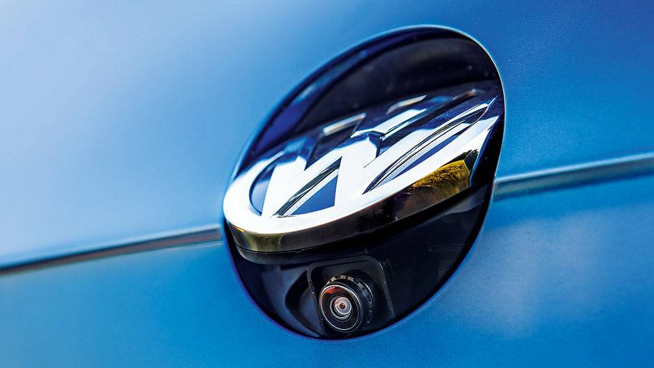 C&acirc;mera de r&eacute; fica embutida atr&aacute;s do s&iacute;mbolo VW | <a href="https://quatrorodas.abril.com.br/carros/testes/vw-golf-variant-874942.shtml" target="_blank" rel="migration">Leia mais</a>