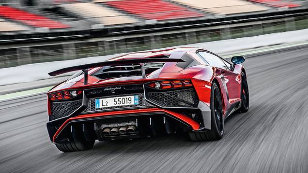 Asa traseira ajustável na mão | <a href="https://quatrorodas.abril.com.br/carros/impressoes/lamborghini-aventador-lp-750-4-sv-887440.shtml" target="_blank" rel="migration">Leia mais</a>