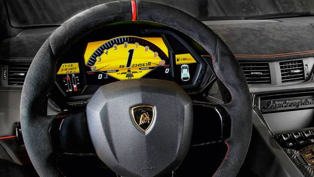 O conta-giros domina o painel | <a href="https://quatrorodas.abril.com.br/carros/impressoes/lamborghini-aventador-lp-750-4-sv-887440.shtml" target="_blank" rel="migration">Leia mais</a>