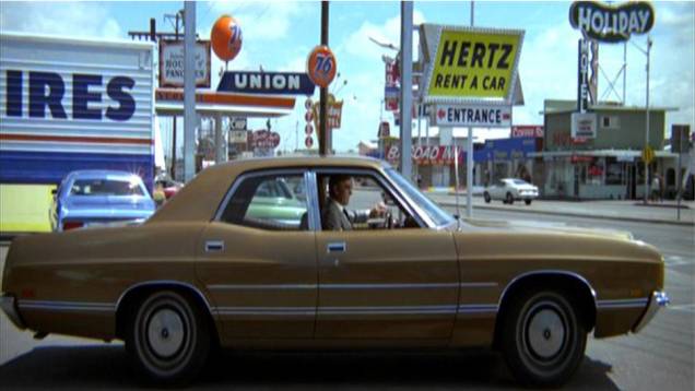 1971: Sean Connery se despede do personagem em "007 - Os diamantes são eternos", a bordo de um modelo que fez sucesso no Brasil: o Ford Galaxie. | <a href="%20https://quatrorodas.abril.com.br/blogs/planeta-carro/2012/11/07/licenca-para-acelerar/" rel="migration"></a>
