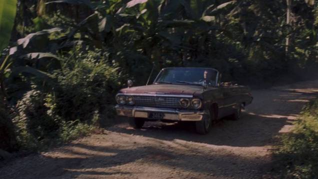 1973: Um belo Chevrolet Impala conversível é o parceiro do espião, agora interpretado por Roger Moore, em "Com 007, viva e deixe morrer". | <a href="%20https://quatrorodas.abril.com.br/blogs/planeta-carro/2012/11/07/licenca-para-acelerar/" rel="migration">Leia mais</a>