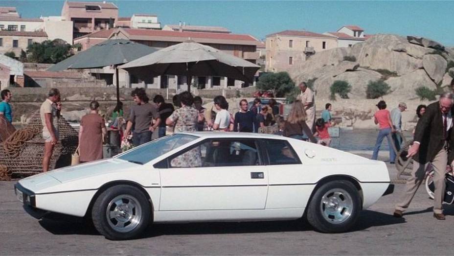 1977: Em "007 - O espião que me amava", o agente esquece os modelos de luxo e mergulha nos esportivos, usando um Lotus Esprit... | <a href="%20https://quatrorodas.abril.com.br/blogs/planeta-carro/2012/11/07/licenca-para-acelerar/" rel="migration">Leia mais</a>