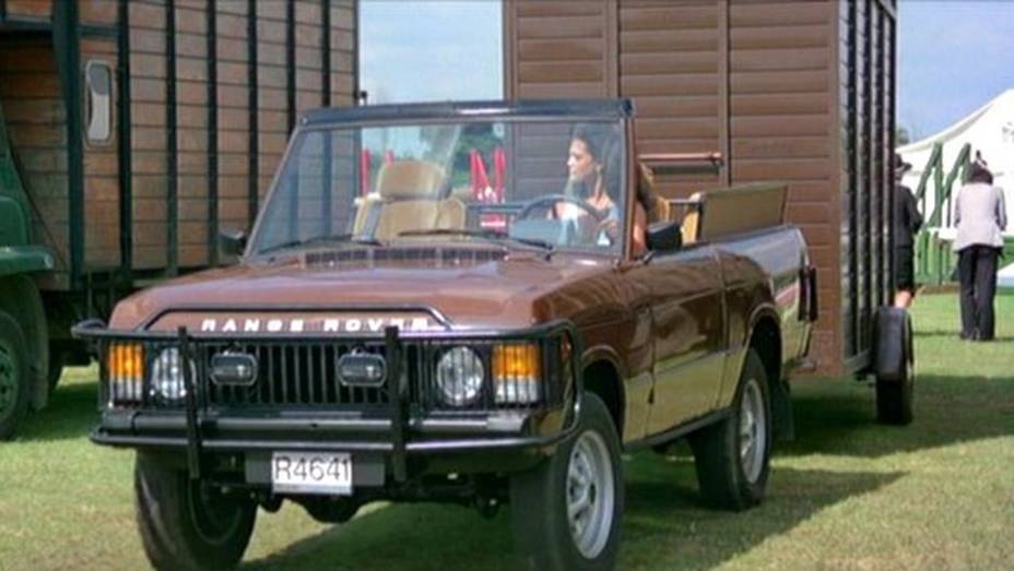 1983: Eis um modelo que, a primeira vista, não tem muito a ver com James Bond, mas foi usado em "007 contra Octopussy": o Range Rover Classic Convertible. | <a href="%20https://quatrorodas.abril.com.br/blogs/planeta-carro/2012/11/07/licenca-para-acelerar/" rel="migration">L</a>