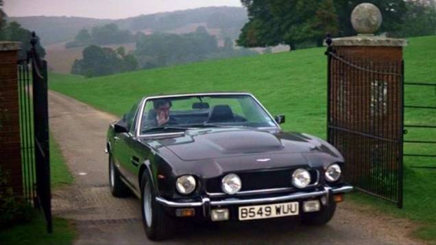 1987: Timothy Dalton só fez o papel de James Bond em dois filmes, mas teve mais de um carro em ambos. Em "007 marcado para a morte", usou o Aston Martin Vantage Volante... | <a href="%20https://quatrorodas.abril.com.br/blogs/planeta-carro/2012/11/07/licenca-" rel="migration"></a>