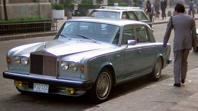 1989: Mas o 007 ainda teve tempo para usufruir de seu Rolls-Royce Silver Shadow. | <a href="https://quatrorodas.abril.com.br/blogs/planeta-carro/2012/11/07/licenca-para-acelerar/" rel="migration">Leia mais</a>